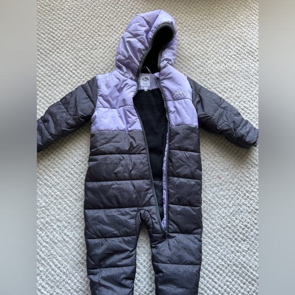 Snowsuit comes with the option to cover hands and feet - Picture 2 of 3